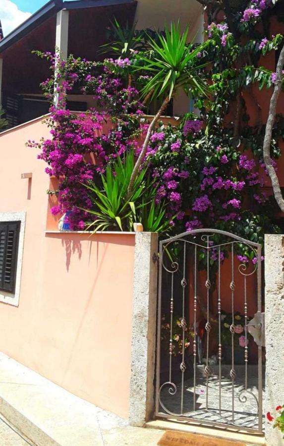 Bougainvillea--Apartment By The Sea Ston Exterior foto
